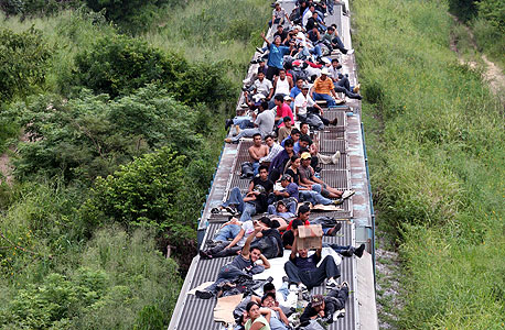 מהגרים מקסיקנים על גג רכבת, בדרך לגבול עם ארצות הברית, צילום: אי פי איי