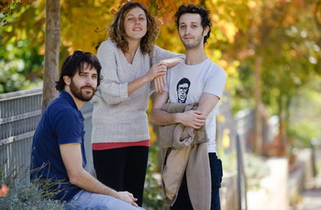 (מימין) אסי שחם, יעל גינוסר ומיכאל גינוסר. "עברנו מבר לבר והצענו את הערק"