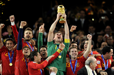 נבחרת ספרד חוגגת זכייה במונדיאל.  לאחר הזכייה של ספרד במונדיאל 2010 צמחה התיירות הנכנסת ב-2%, ובספרד מאמינים כי להנפת הגביע בדרום אפריקה הייתה תרומה מכרעת לכך.