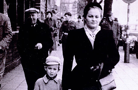 1951. אבי, בן חמש, ואמו רשל ברחוב באנטוורפן