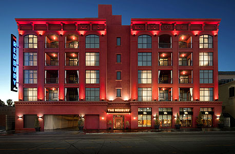 מלון Redbury, בצומת החם של הוליווד. פקקים של לימוזינות ופורשה, בין המועדונים והמסעדות