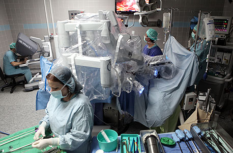 רובוט בניתוח בבית החולים בלינסון, צילום: אוראל כהן