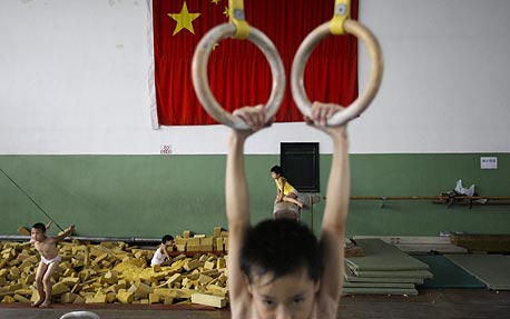 ילד סיני על הטבעות, צילום: איי פי