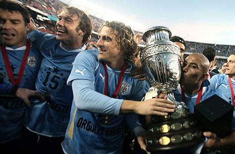 דייגו פורלאן עם גביע קופה אמריקה. השחקנים גדלים ביחד 