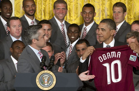 ברק אובמה עם מדי קולורדו ראפידס MLS, צילום: איי אף פי