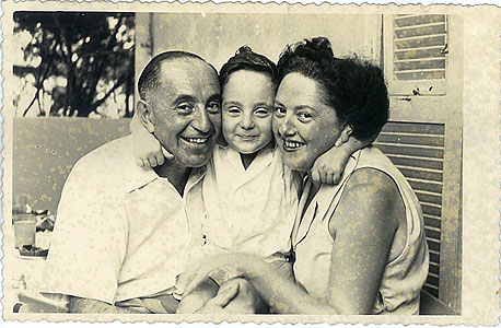 1952. אילן פיבקו, בן ארבע, עם הוריו נתן ושושנה, תל אביב