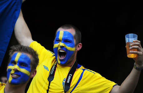 אוהדי כדורגל בשבדיה. לייצג את המדינה ברשת, צילום: איי אף פי
