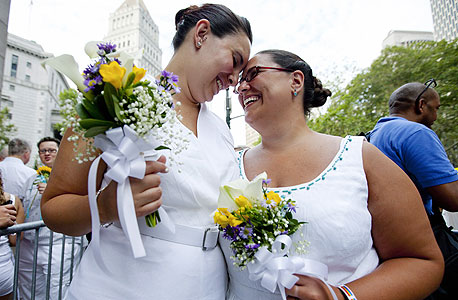 (משמאל) רייצ'ל בייקר וכריסטין טולי. ממתינות לרישיון הנישואים ב- 24 ביולי