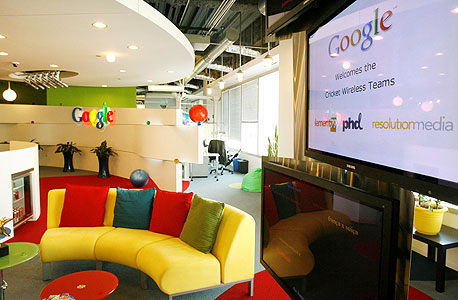 משרדי גוגל בשיקגו. האמביציה משאירה את העובדים מחוץ לחדרי המשחקים ודוחפת לשימוש בעייתי בכריית מידע