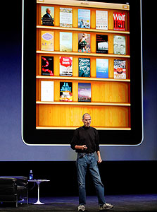 סטיב ג'ובס מציג את חנות הספרים של אפל