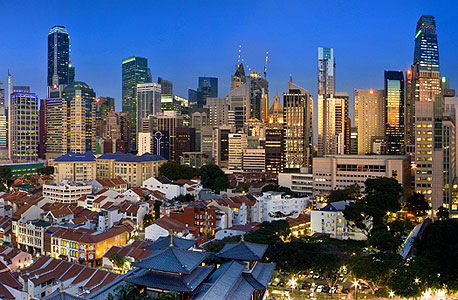 סינגפור. בורסת סינגפור הקטנה מחזרת באגרסיביות אחר חברות בינלאומיות כחלק מניסיונה למקם עצמה כבורסה בינלאומית. הנפקה של מנצ