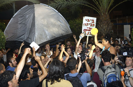 מחאת הקוטג&#39;: אוהלים מול בית עופרה שטראוס