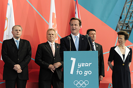 דייויד קמרון, ראש ממשלת בריטניה עם ראשי הוועד האולימפי והוועדה המארגנת.הבריטים, שהתחילו את העשור הזה עם פיאסקו וומבלי שהסב להם נזק תדמיתי גדול, ושעדיין מנסים לטפס החוצה ממשבר כלכלי חמור, עושים בינתיים הכל נכון 