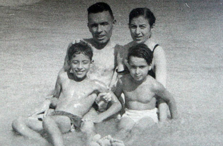 1952. איתן בן אליהו, בן שמונה (משמאל), עם הוריו עזרא ובלה ובת דודתו חנה, בחוף הים בת"א, צילום רפרודוקציה: אוראל כהן