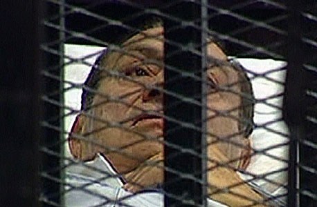 חוסני מובארק שוכב על אלונקה באחד הדיונים בבית המשפט בקהיר