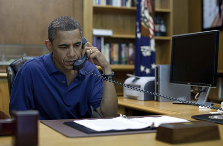 ברק אובמה טלפון, צילום: רויטרס