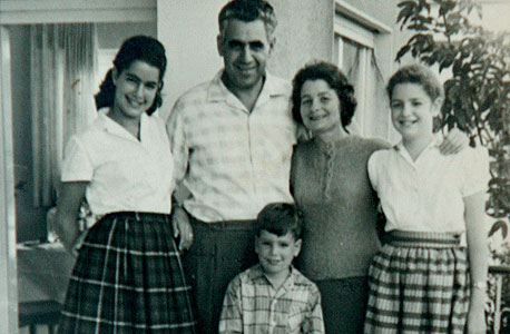 1960. אהרון מנקובסקי, בן ארבע, עם הוריו ברוך ולאה ואחיותיו ריקי בת ה־13 (משמאל) ואתי בת ה־10, רמת גן