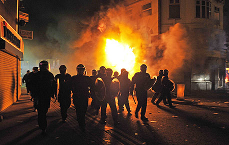 מהומות בלונדון, צילום: איי אף פי