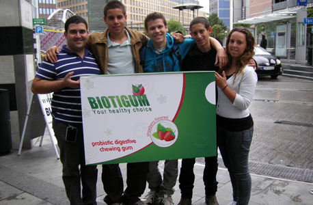הקבוצה הישראלית (מימין לשמאל): רומהי בלום, יונתן שרוני, יונתן אביגדור, אביב גור, והמנחה העסקי עידן פסו