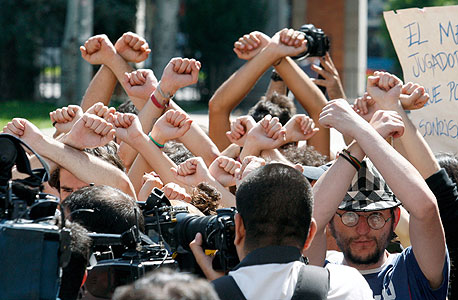 מפגינים בכיכר  פוארטה דל סול במדריד מסמנים "לא מסכים". שושן: "ראיתי 5,000 איש יושבים ומקבלים יחד החלטות, בלי הנהגה", צילום: אי פי אי