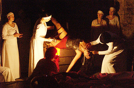 ההצגה "Hotel Medea". טרגדיה יוונית, ריקודים ברזילאיים וארוחת בוקר עם הלהקה, צילום: allan titmuss