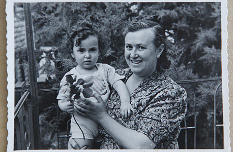 1947. קלמן שחם, בן שנה, עם אמו רבקה, ירושלים, צילום: אוראל כהן