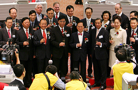 טקס בבורסת הונג קונג לרגל פתיחת המסחר במניית בנק ICBC, אוקטובר 2006. הבנק הגדול בעולם, אבל הנפקתו לא קידמה פתיחות עסקית 