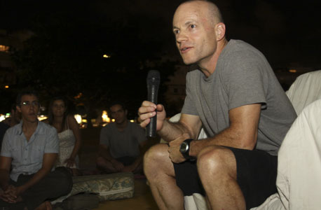 עומר מואב מבקר מפגינים בתל אביב אוגוסט 2011, צילום: אריאל בשור
