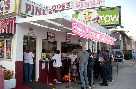 Pink's, לוס אנג'לס. הופיע בסרט: "מלהולנד דרייב" Pink's, לוס אנג'לס. הופיע בסרט: "מלהולנד דרייב"