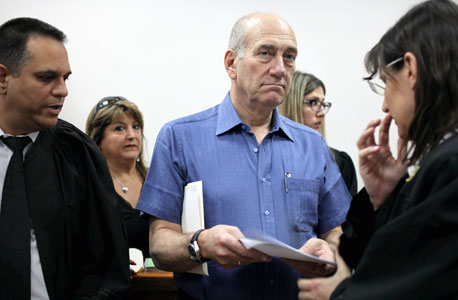 אהוד אולמרט ושולה זקן באחד הדיונים (ארכיון) אהוד אולמרט ושולה זקן באחד הדיונים (ארכיון)