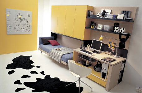 מערכת קיר הכוללת מיטה, שולחן ושידה של המותג CLEI