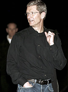 טים קוק, מנכ"ל אפל. ביקורת על הארגון המבקר