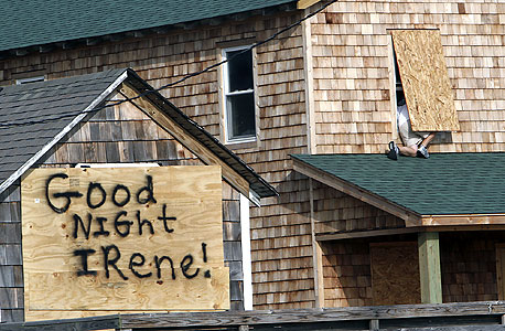 שלטים שהוכנו לקראת הסופה, צילום: בלומברג