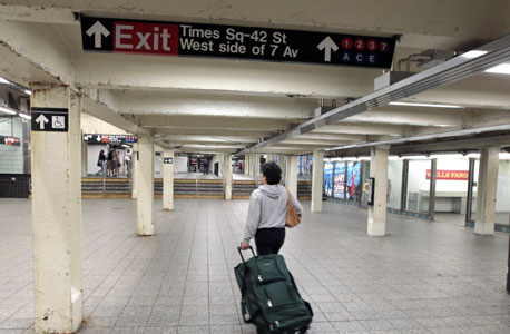תחנה ריקה ברכבת התחתית של ניו יורק, צילום:רויטרס