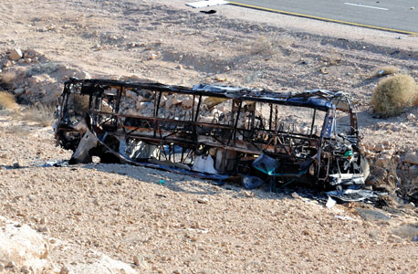 האוטובוס השרוף לאחר הפיגוע בגבול מצרים