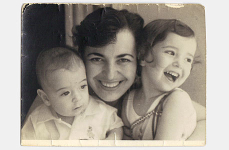 1960. ליאור רייטבלט, בן שנתיים, עם אחותו ענת, בת ארבע, ואמו דינה, תל אביב