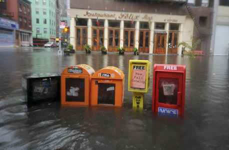 דוכנים לממכר עיתונים במנהטן המוצפת, צילום: MCT