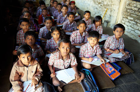 תלמידי בית ספר יסודי במדינת מהרשטה בהודו. החוק אוסר על הרופאים לגלות להורים את מין היילוד, אולי אינו נאכף