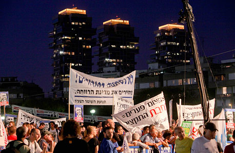 מפגינים בתל אביב , צילום: אריאל שרוסטר