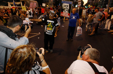 &quot;לילה שחור&quot; בת&quot;א: כ-1,000 פעילי מחאה בשדרות רוטשילד