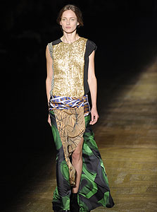 המגמה: שילובים בלתי אפשריים. בתמונה: דגם של Dries Van Noten המגמה: שילובים בלתי אפשריים. בתמונה: דגם של Dries Van Noten