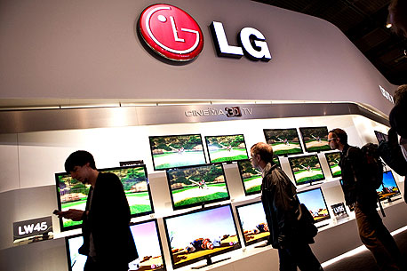 טלוויזיות תלת-ממד של LG בתערוכה, צילום: בלומברג