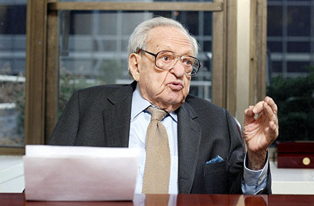 ארווינג קאהן. עד לפני כמה שנים עוד הלך ברגל למשרד