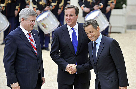 סרקוזי (מימין) עם ראש ממשלת בריטניה וראש ממשלת קנדה