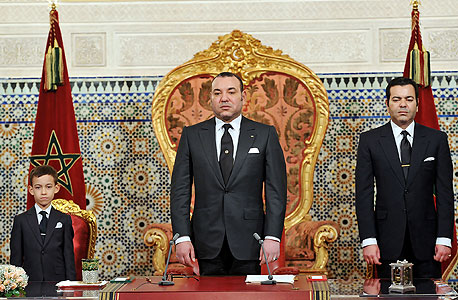 המלך מוחמד השישי (במרכז), הנסיך מולאי ראשיד והנסיך מולאי חסאן, בראבט במרץ, צילום: אי פי אי