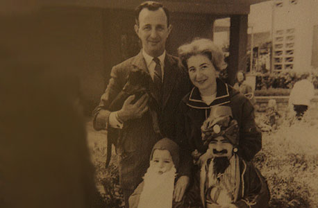 1961. לוני הרציקוביץ', בן 3 (משמאל), עם אחיו דורון, בן 7, והוריו ז'קלין ועמנואל. ביציאה מהבית בתל אביב