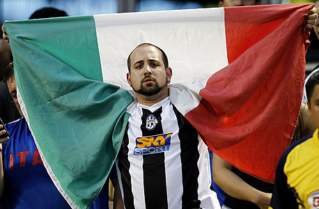 אוהד יובנטוס. המאפיה מעורבת בכל רבד של החברה האיטלקית - כולל כדורגל, צילום: איי אף פי