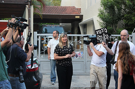 זהבית כהן לצד המפגינים בפתח ביתה, צילום: אוראל כהן
