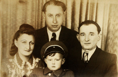 1950. אברשה בורשטיין, בן 3, עם אביו יצחק (מימין), קרוב משפחה ואמו זלטה בפולין