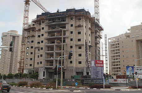 בניין בבנייה בראשל"צ (ארכיון), צילום: אוראל כהן